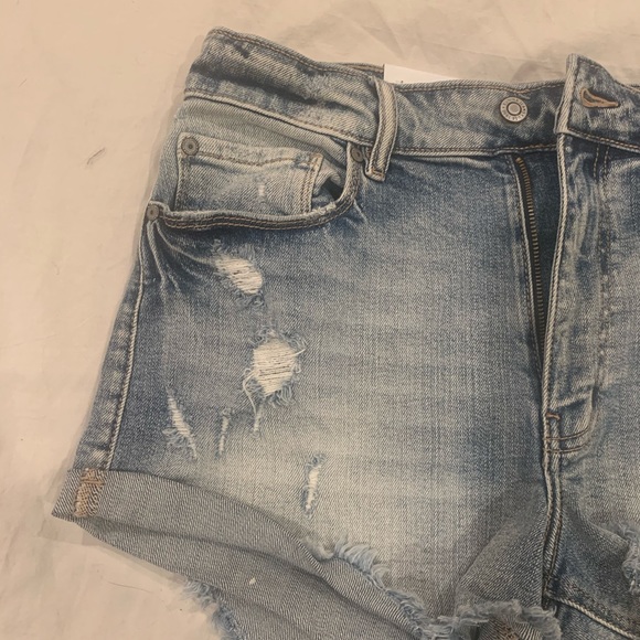 NWT Lulu’s Light Wash Denim Jean Shorts LG - Picture 6 of 8